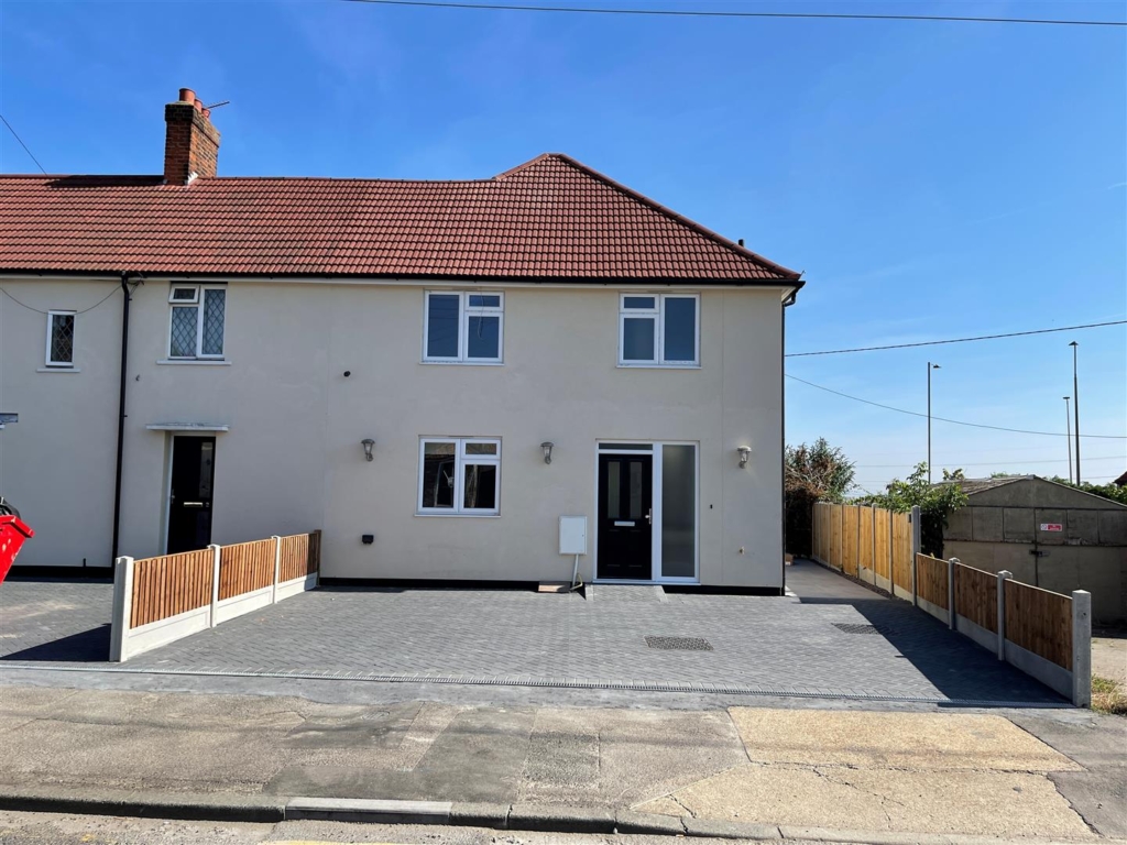 Giffords Cross Road, Corringham, Stanford-Le-Hope